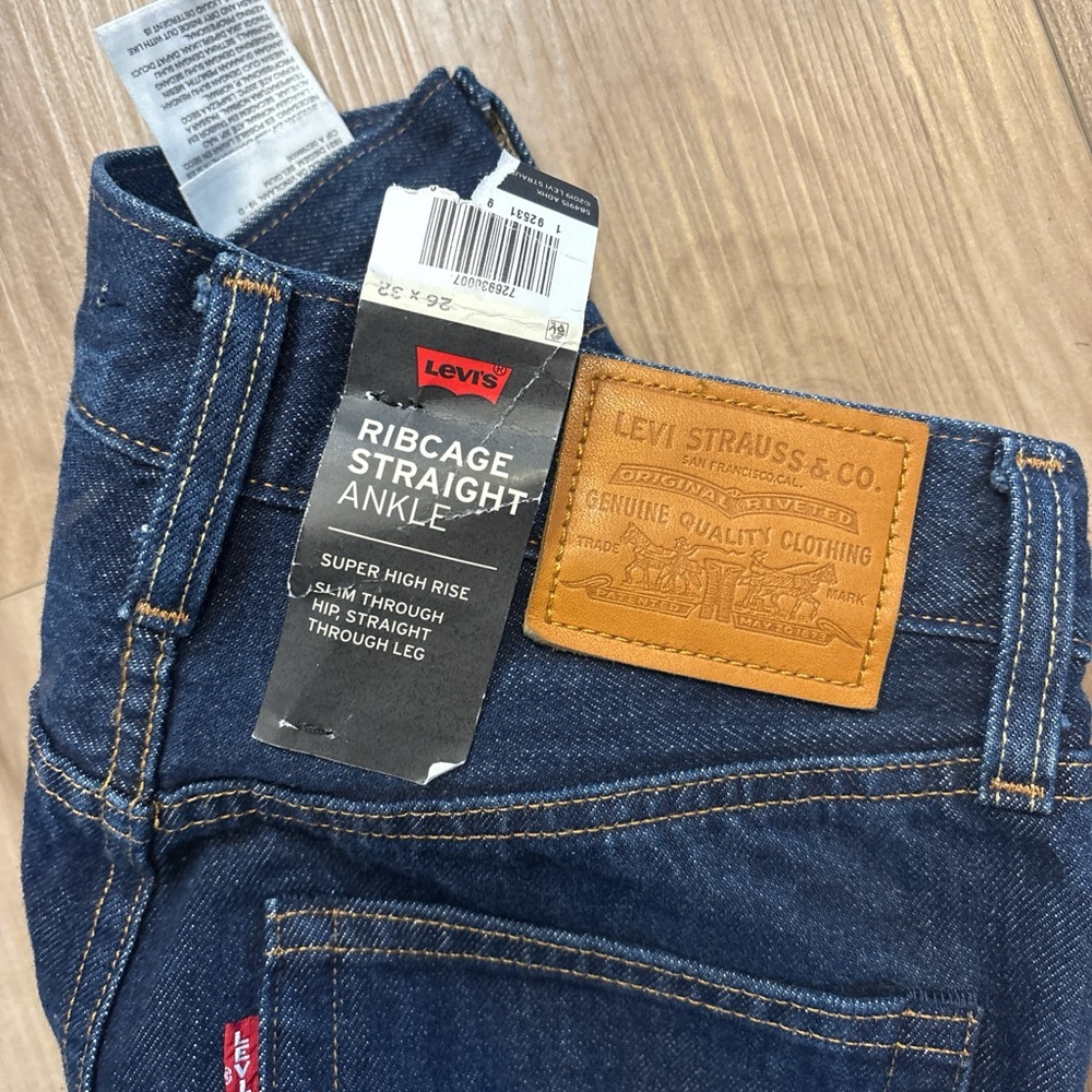 Levis premium Blue Jeans - Picture 2 of 5